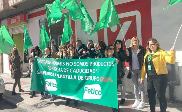 Imagen de la protesta realizada por trabajadores de DIA ante un supermercado en León capital.