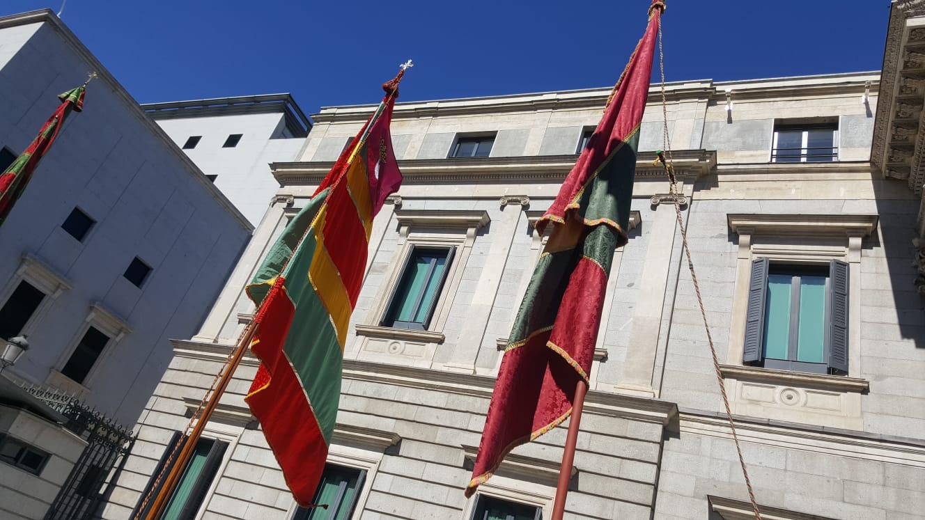 Colorido, emoción y reconocimiento en la lectura de los Decreta a las puertas del Congreso de los Diputados y entre pendones leoneses