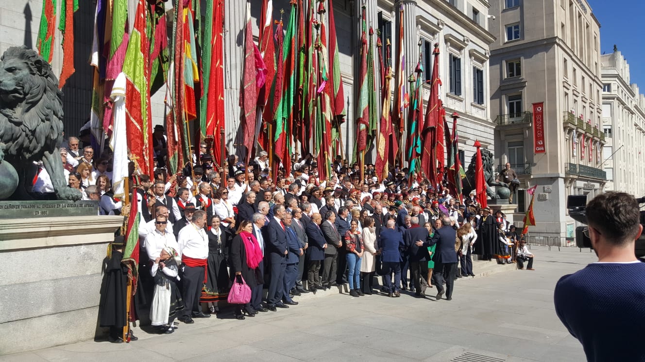 Colorido, emoción y reconocimiento en la lectura de los Decreta a las puertas del Congreso de los Diputados y entre pendones leoneses