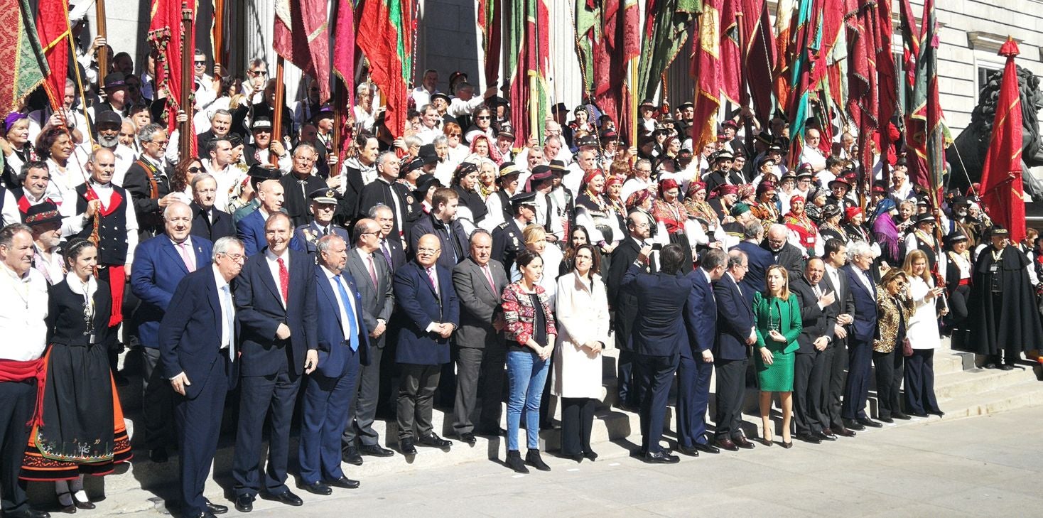 Colorido, emoción y reconocimiento en la lectura de los Decreta a las puertas del Congreso de los Diputados y entre pendones leoneses