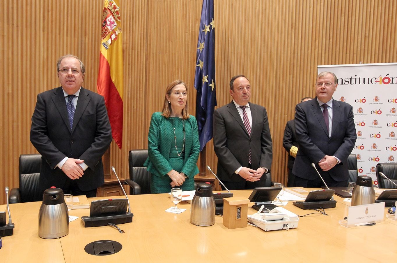 Los presidentes de la Junta, Juan Vicente Herrera, y de las Cortes regionales, Ángel Ibañez y el alcalde de León Antonio Silvan y la presidenta del Congreso de los Diputados, Ana Pastor, asisten a la presentación de la publicación 'Las Cortes de León: cuna del parlamentarismo', en el Congreso de los Diputados.