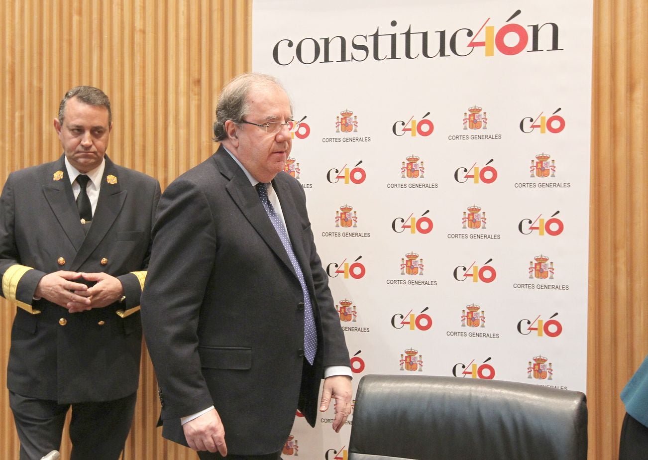 Los presidentes de la Junta, Juan Vicente Herrera, y de las Cortes regionales, Ángel Ibañez y el alcalde de León Antonio Silvan y la presidenta del Congreso de los Diputados, Ana Pastor, asisten a la presentación de la publicación 'Las Cortes de León: cuna del parlamentarismo', en el Congreso de los Diputados.