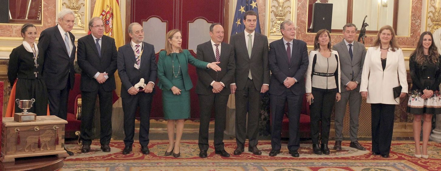 Los presidentes de la Junta, Juan Vicente Herrera, y de las Cortes regionales, Ángel Ibañez y el alcalde de León Antonio Silvan y la presidenta del Congreso de los Diputados, Ana Pastor, asisten a la presentación de la publicación 'Las Cortes de León: cuna del parlamentarismo', en el Congreso de los Diputados.