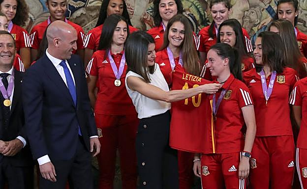 Doña Letizia recibió en Zarzuela a la selección femenina sub-17 tras ganar el Europeo.