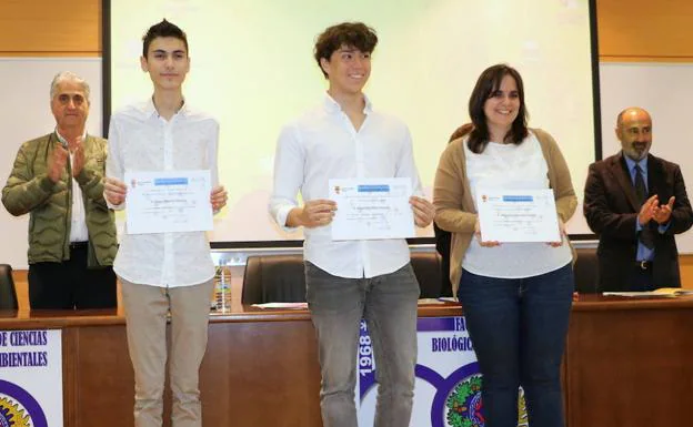 Imagen principal - La Ule entrega los premios de las olimpiadas de física, química y biología