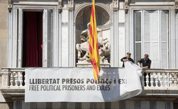 Retiran la pancarta a favor de los presos de la fachada de la Generalitat. 