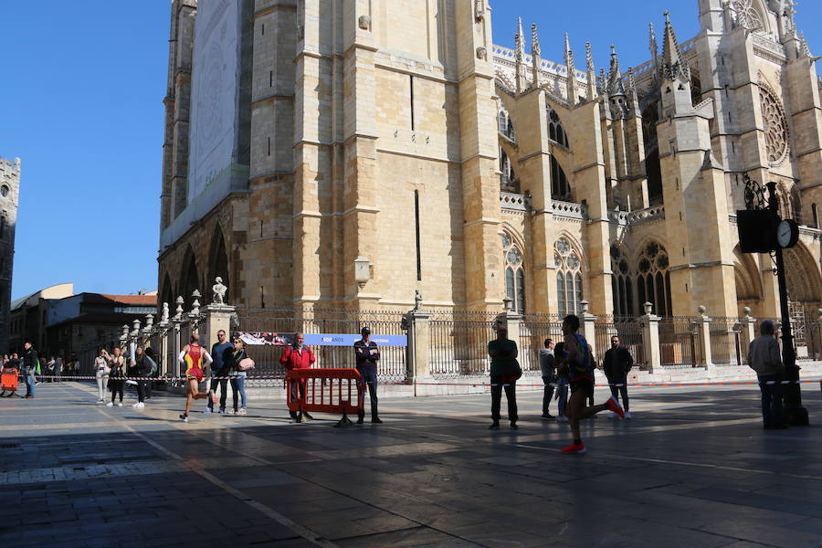 Fotos: La Media, al paso por la Catedral