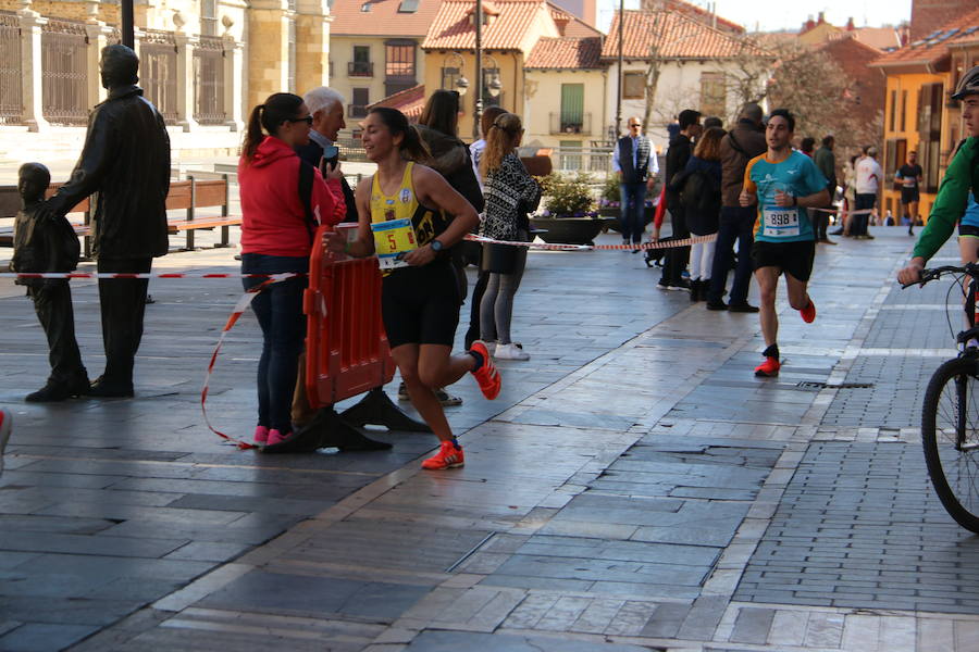 Fotos: La Media, al paso por la Catedral