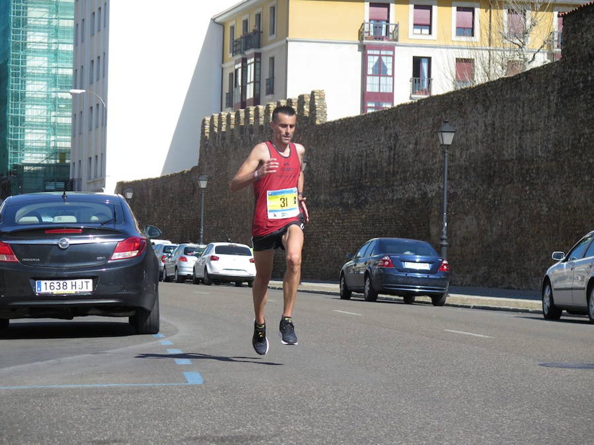 Fotos: La Media Maratón, a su paso por Burgo Nuevo e Independencia