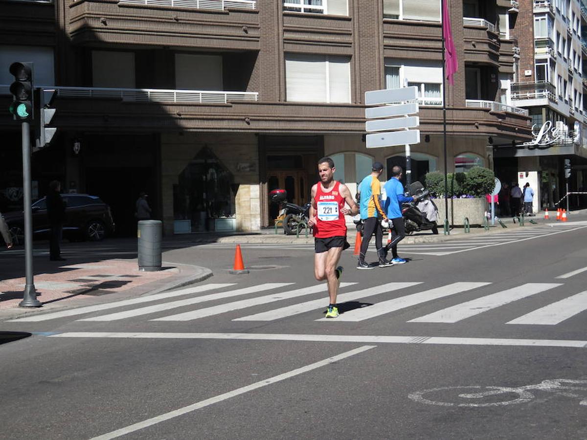 Fotos: La Media Maratón, a su paso por Burgo Nuevo e Independencia