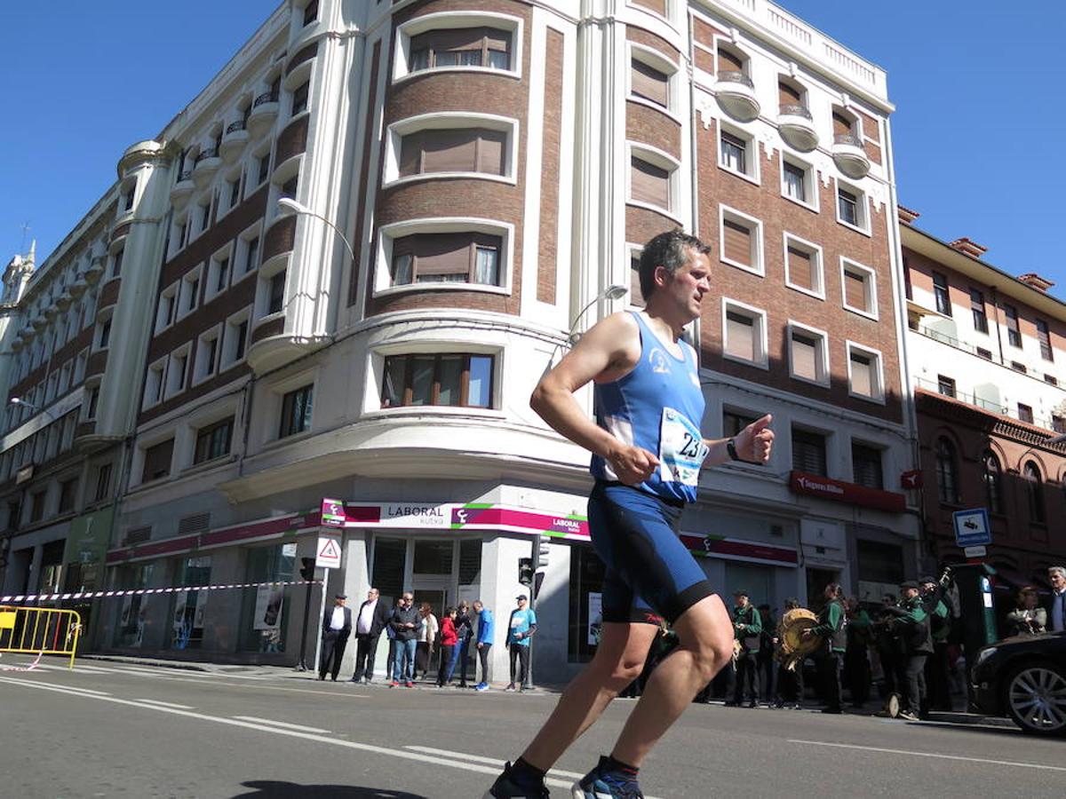 Fotos: La Media Maratón, a su paso por Burgo Nuevo e Independencia