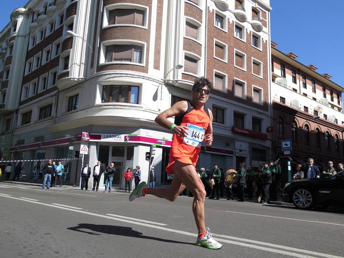 Fotos: La Media Maratón, a su paso por Burgo Nuevo e Independencia