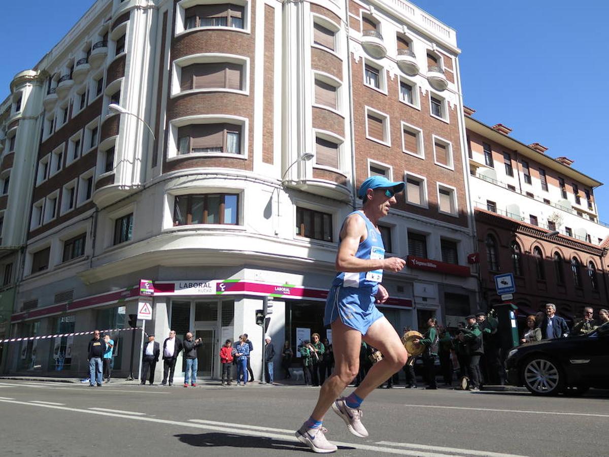 Fotos: La Media Maratón, a su paso por Burgo Nuevo e Independencia