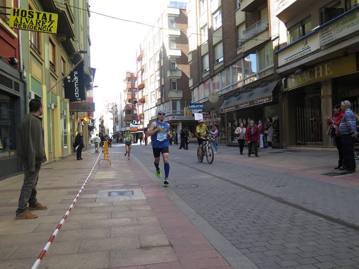 Fotos: La Media Maratón, a su paso por Burgo Nuevo e Independencia