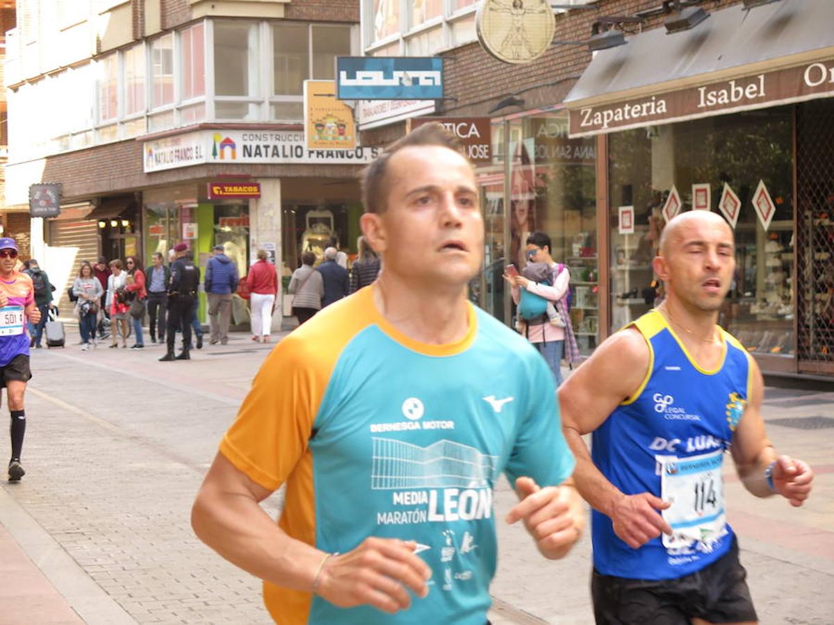 Fotos: La Media Maratón, a su paso por Burgo Nuevo e Independencia