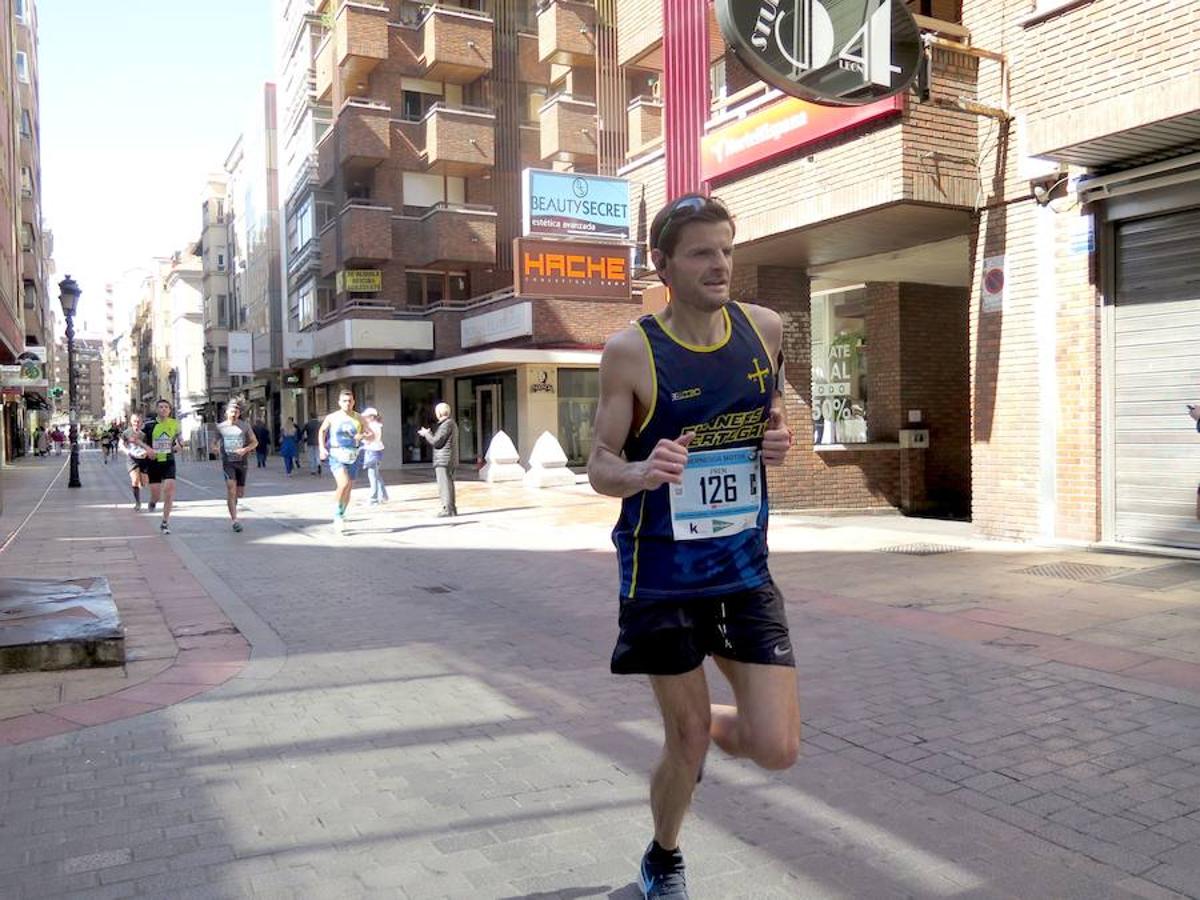 Fotos: La Media Maratón, a su paso por Burgo Nuevo e Independencia