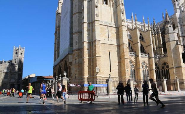 Galería. La Catedral de León, marco de la carrera.