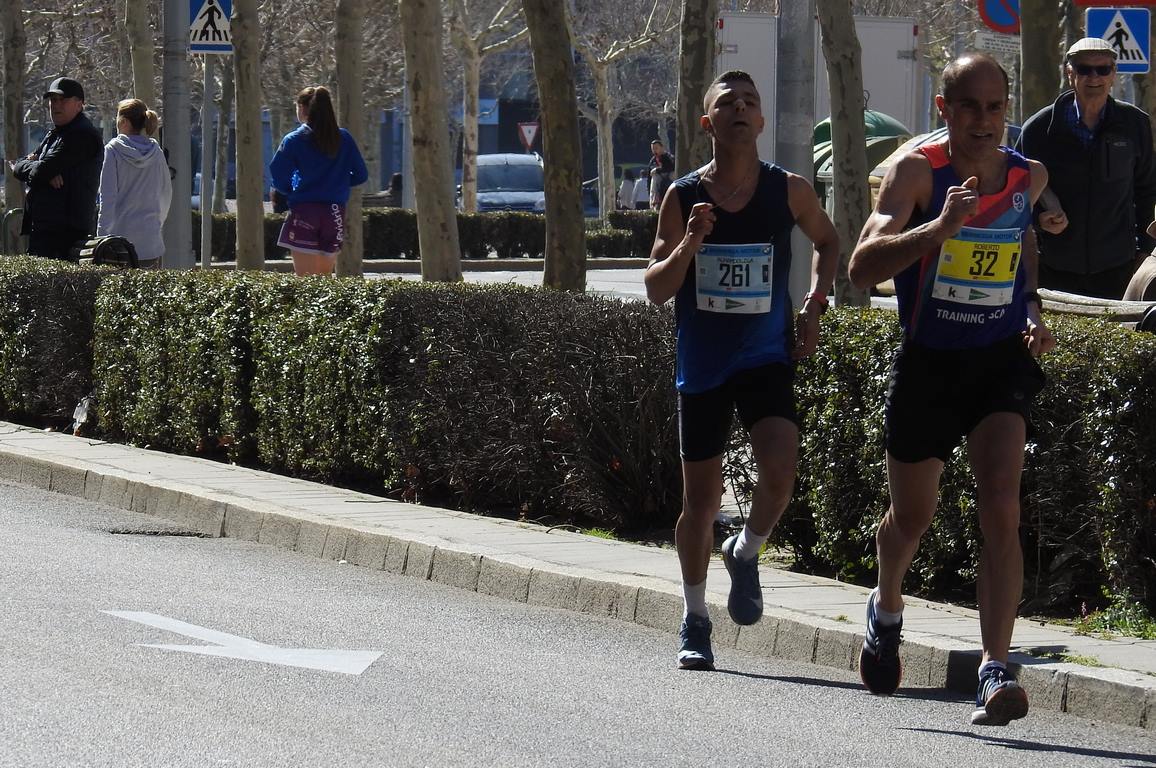 Las calles de León han acogido en la jornada dominical y con una gran participación su tradicional 'Media maratón'. La jornada se ha visto acompañada por el buen tiempo.