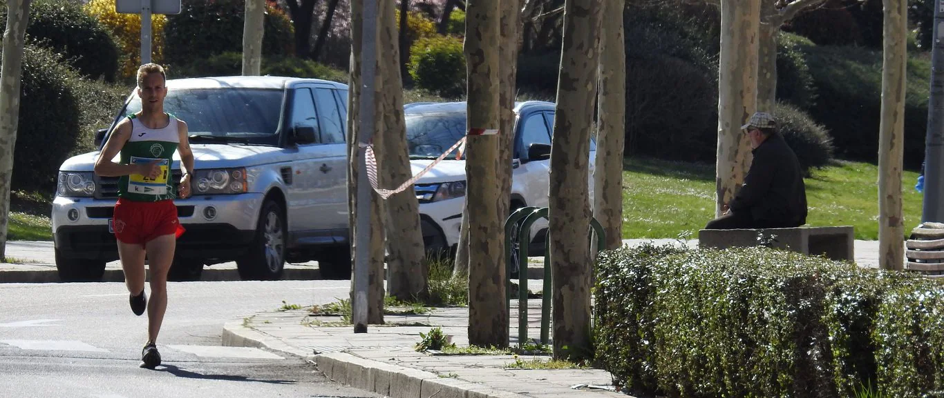 Las calles de León han acogido en la jornada dominical y con una gran participación su tradicional 'Media maratón'. La jornada se ha visto acompañada por el buen tiempo.