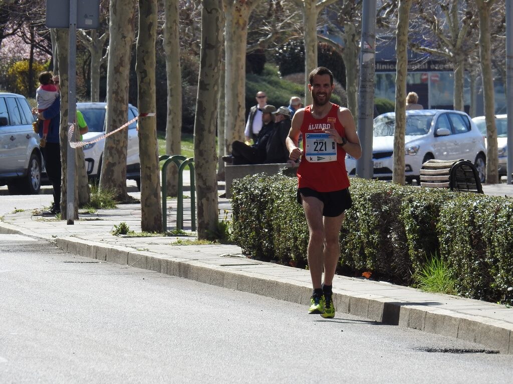 Las calles de León han acogido en la jornada dominical y con una gran participación su tradicional 'Media maratón'. La jornada se ha visto acompañada por el buen tiempo.