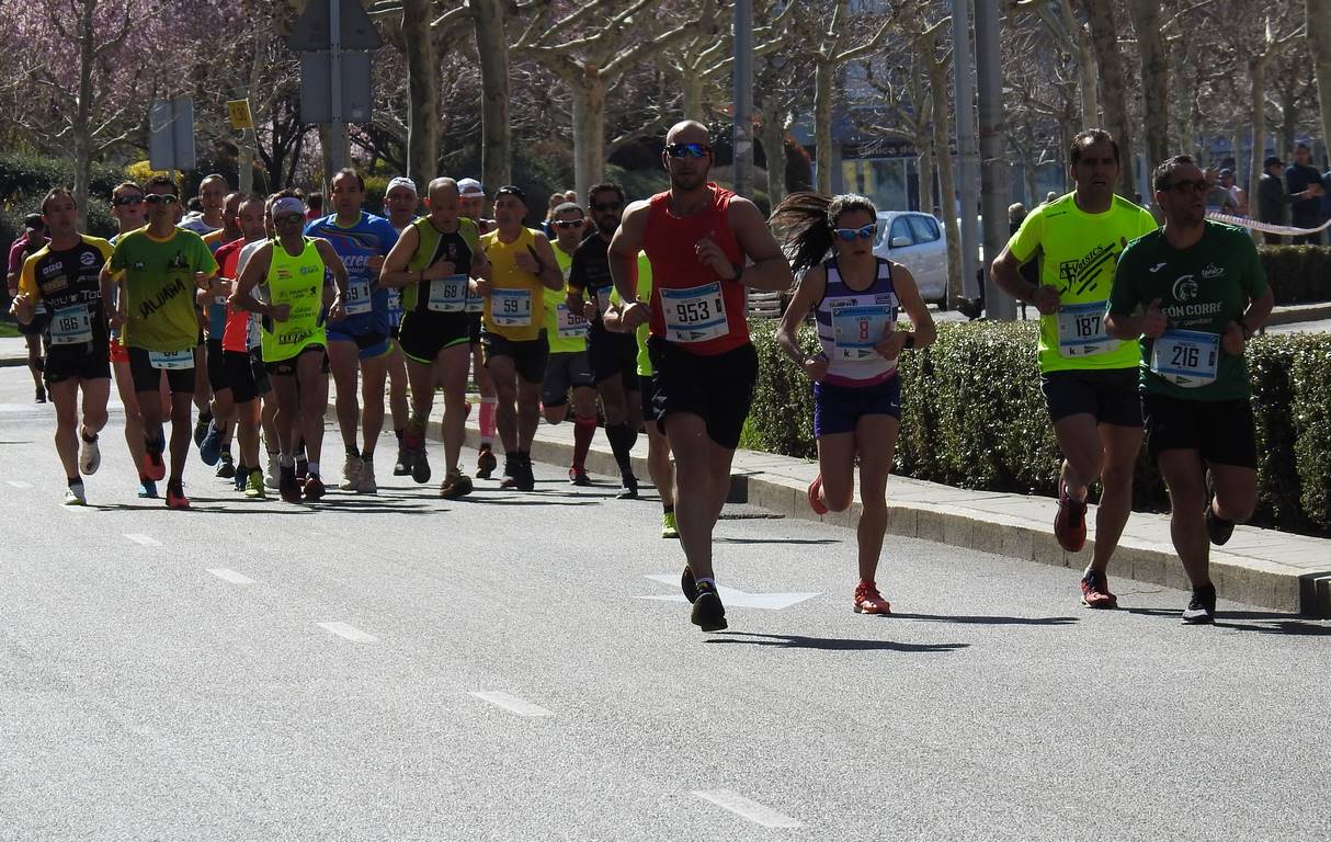 Las calles de León han acogido en la jornada dominical y con una gran participación su tradicional 'Media maratón'. La jornada se ha visto acompañada por el buen tiempo.