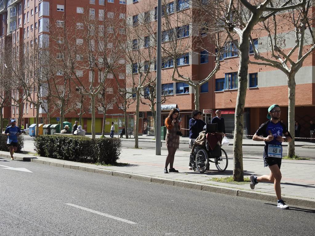 Las calles de León han acogido en la jornada dominical y con una gran participación su tradicional 'Media maratón'. La jornada se ha visto acompañada por el buen tiempo.