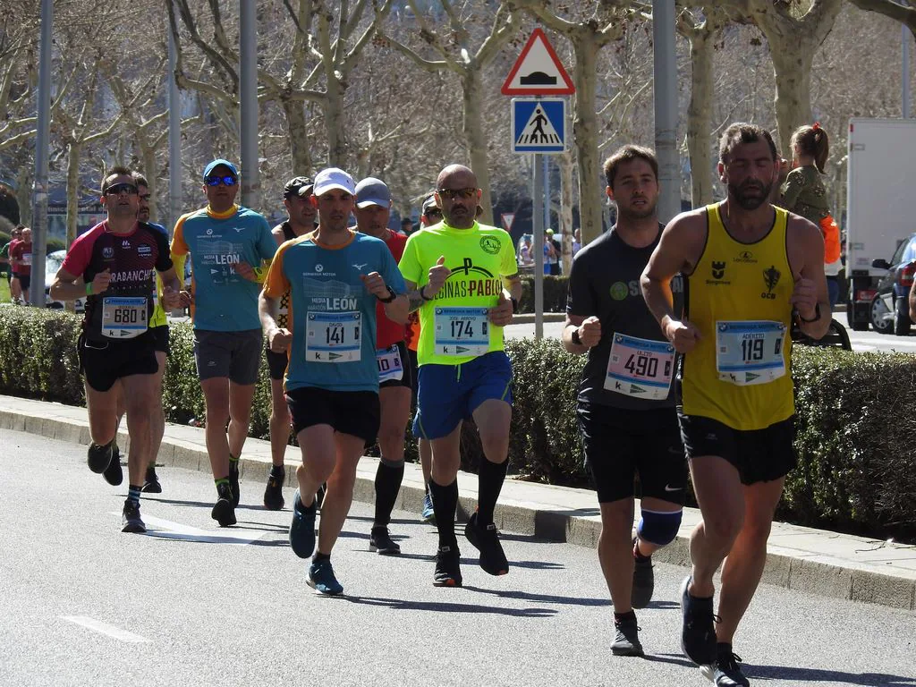 Las calles de León han acogido en la jornada dominical y con una gran participación su tradicional 'Media maratón'. La jornada se ha visto acompañada por el buen tiempo.