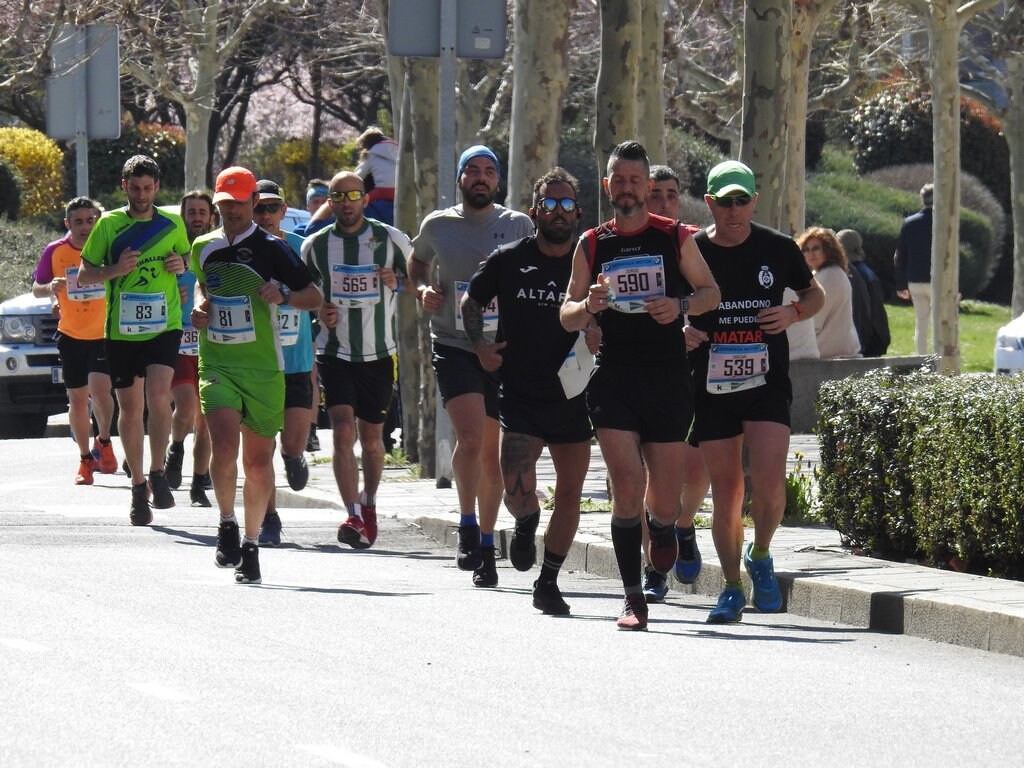 Las calles de León han acogido en la jornada dominical y con una gran participación su tradicional 'Media maratón'. La jornada se ha visto acompañada por el buen tiempo.