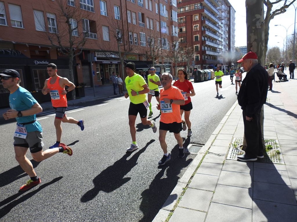 Las calles de León han acogido en la jornada dominical y con una gran participación su tradicional 'Media maratón'. La jornada se ha visto acompañada por el buen tiempo.