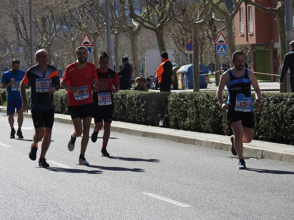 Las calles de León han acogido en la jornada dominical y con una gran participación su tradicional 'Media maratón'. La jornada se ha visto acompañada por el buen tiempo.