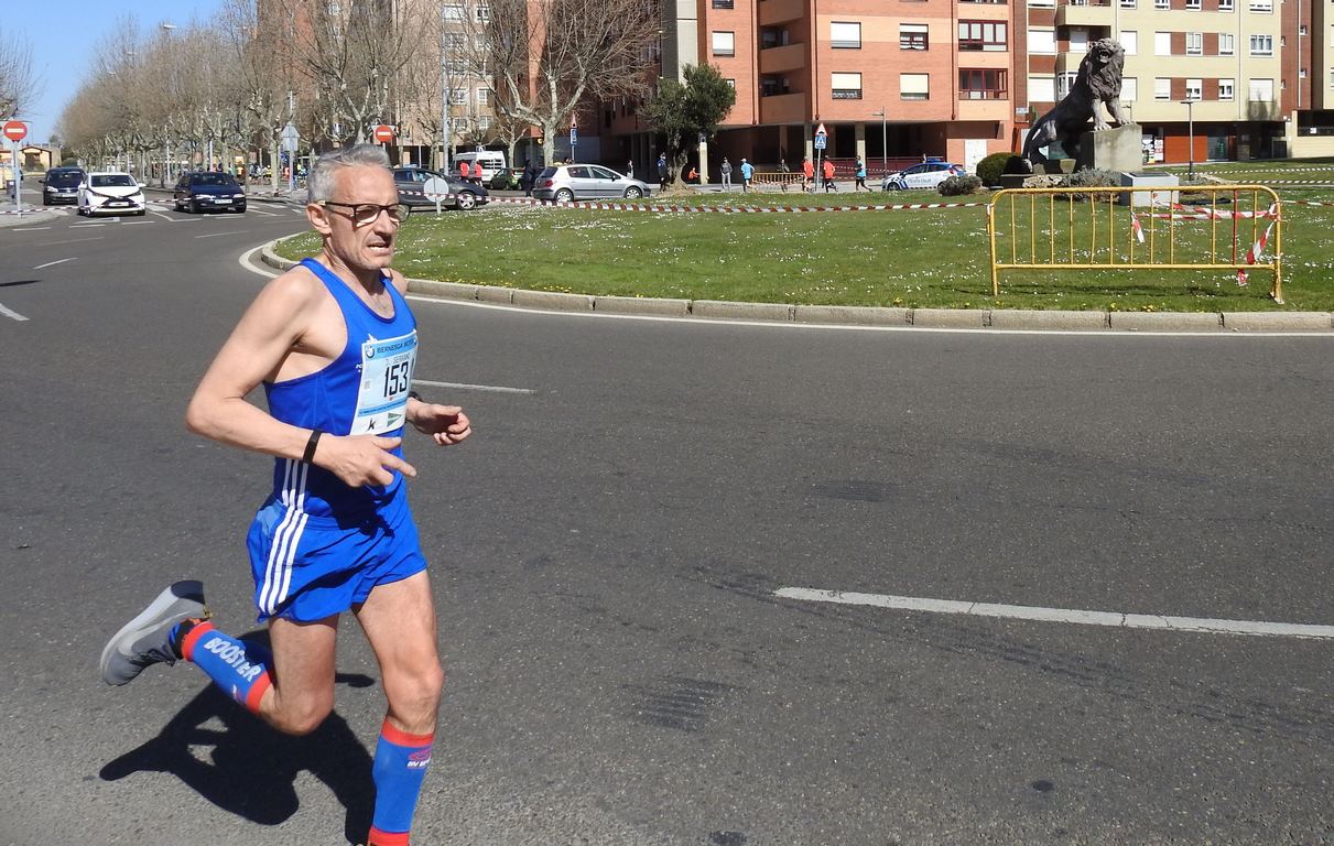 Las calles de León han acogido en la jornada dominical y con una gran participación su tradicional 'Media maratón'. La jornada se ha visto acompañada por el buen tiempo.