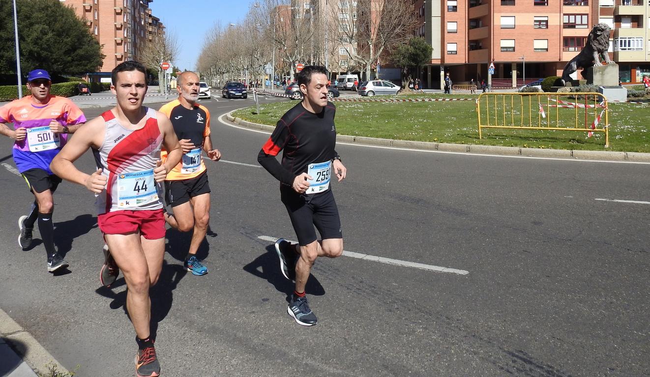 Las calles de León han acogido en la jornada dominical y con una gran participación su tradicional 'Media maratón'. La jornada se ha visto acompañada por el buen tiempo.