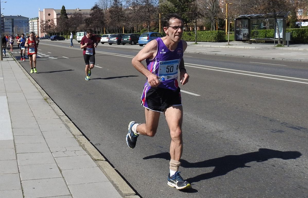 Las calles de León han acogido en la jornada dominical y con una gran participación su tradicional 'Media maratón'. La jornada se ha visto acompañada por el buen tiempo.