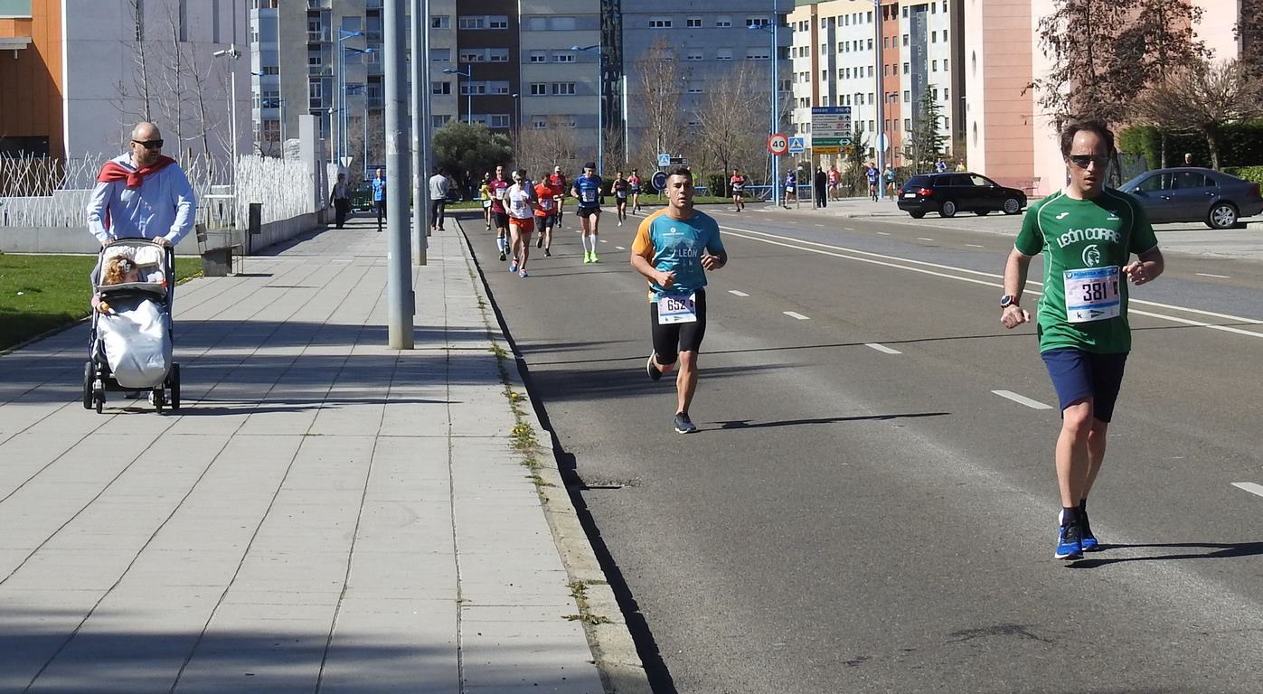 Las calles de León han acogido en la jornada dominical y con una gran participación su tradicional 'Media maratón'. La jornada se ha visto acompañada por el buen tiempo.