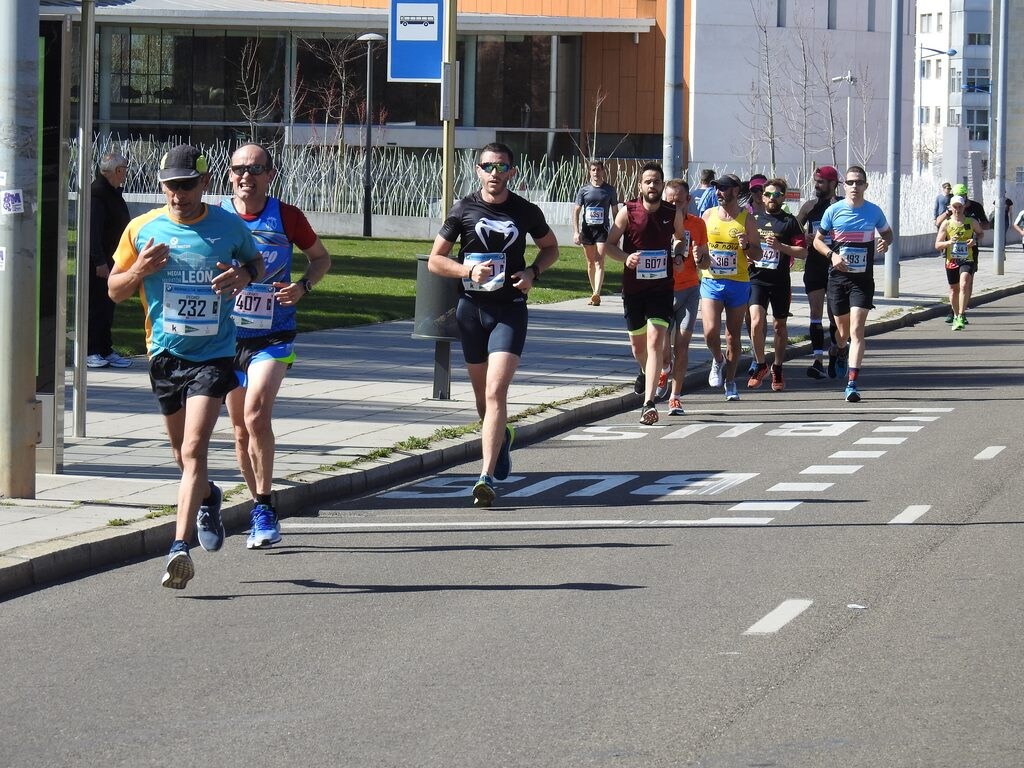 Las calles de León han acogido en la jornada dominical y con una gran participación su tradicional 'Media maratón'. La jornada se ha visto acompañada por el buen tiempo.