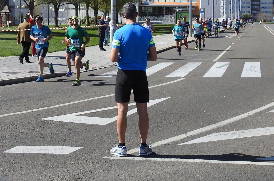 Las calles de León han acogido en la jornada dominical y con una gran participación su tradicional 'Media maratón'. La jornada se ha visto acompañada por el buen tiempo.