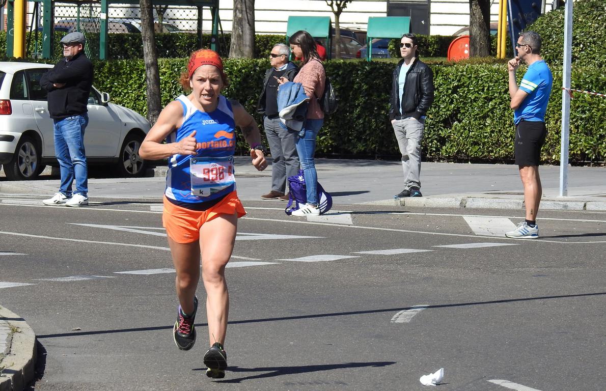 Las calles de León han acogido en la jornada dominical y con una gran participación su tradicional 'Media maratón'. La jornada se ha visto acompañada por el buen tiempo.