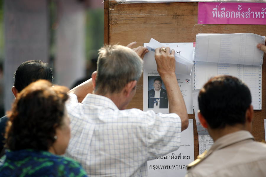 Los tailandeses votan este domingo en las primeras elecciones legislativas que se celebran en el país desde que la junta militar llegó al poder mediante un golpe de Estado en 2014.