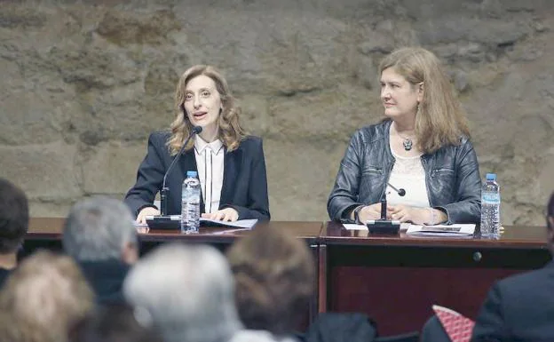 La directora general de Políticas Culturales de la Junta, Mar Sancho y la concejala de Cultura del Ayuntamiento de León, Margarita Torres, inauguran el Congreso 'Carlos V y su tiempo'.