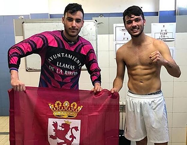 Los leoneses Raúl García y Willy Ibáñez durante la celebración del campeonato liguero. 