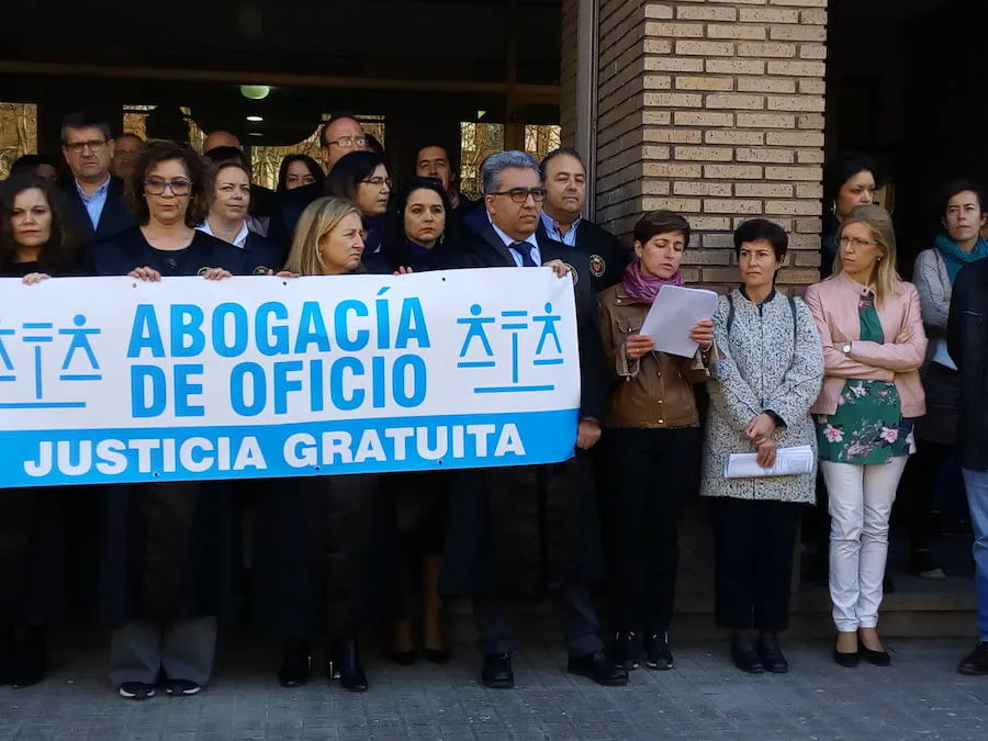 Fotos: Los abogados del Bierzo se movilizan «por la dignidad del turno de oficio»