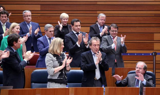 Aplauso a Juan Vicente Herrera en el pleno. 