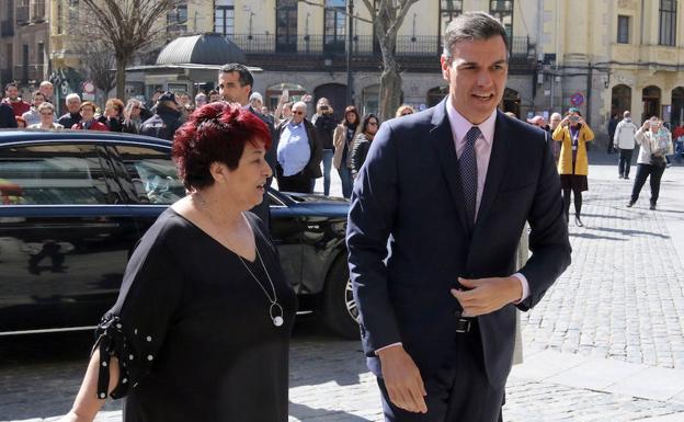 El presidente del Gobierno, Pedro Sánchez, llega al Ayuntamiento de Segovia acompañado de la alcaldesa, Clara Luquero, este martes. 