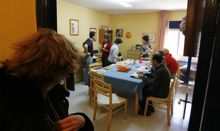 Taller en la casa de acogida que Aclad tiene en la calle Miguel Ruiz de Temiño, en Valladolid. 