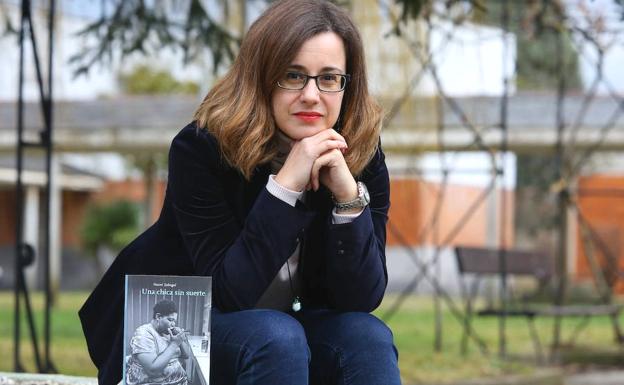 La escritora Noemí Sabugal presenta su nuevo libro 'Una chica sin suerte'