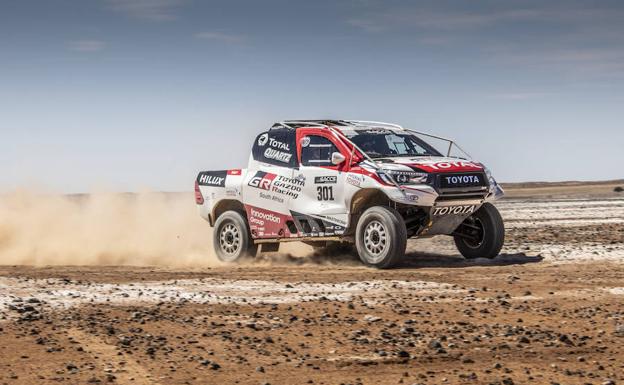 Fernando Alonso, al volante del Hilux con el que Al Attiyah ganó el Dakar este año. 