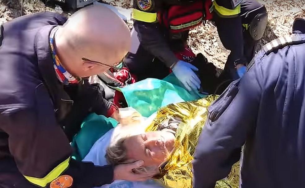 Jesús Calleja, en el momento de ser atendido por los equipos de emergicas desplazados en el helicóptero de Emergencias Sacyl.