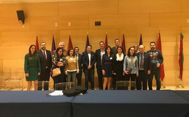 Trabajadores de la embotelladora de Folgoso de la Ribera junto a los representantes de los grupos políticos en las Cortes Regionales.