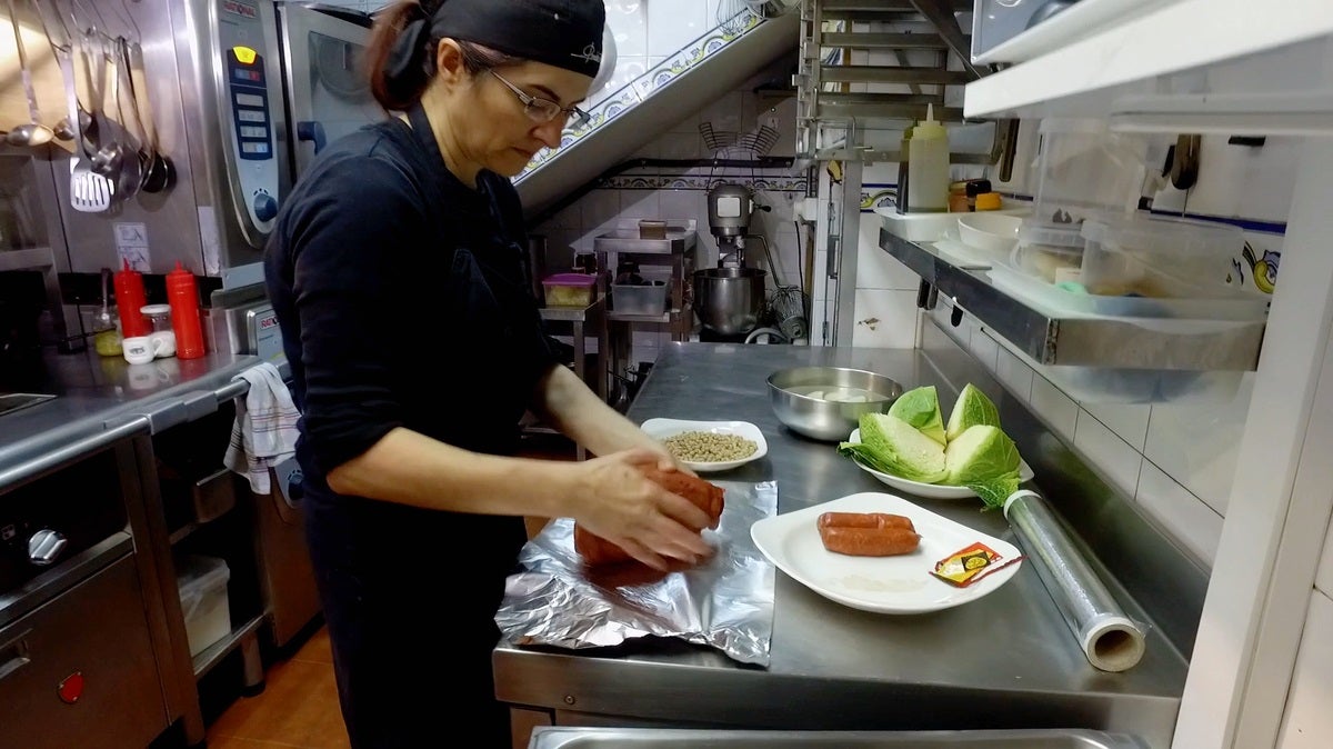 Leonoticias recorre la provincia para descubrir lo que esconden los productos de León avalados con un sello de calidad, en la primera parada conocemos la manzana reineta, la pera conferencia, la castaña, la cereza, el pimiento asado y, como no, el emblema culinario de la comarca bercina