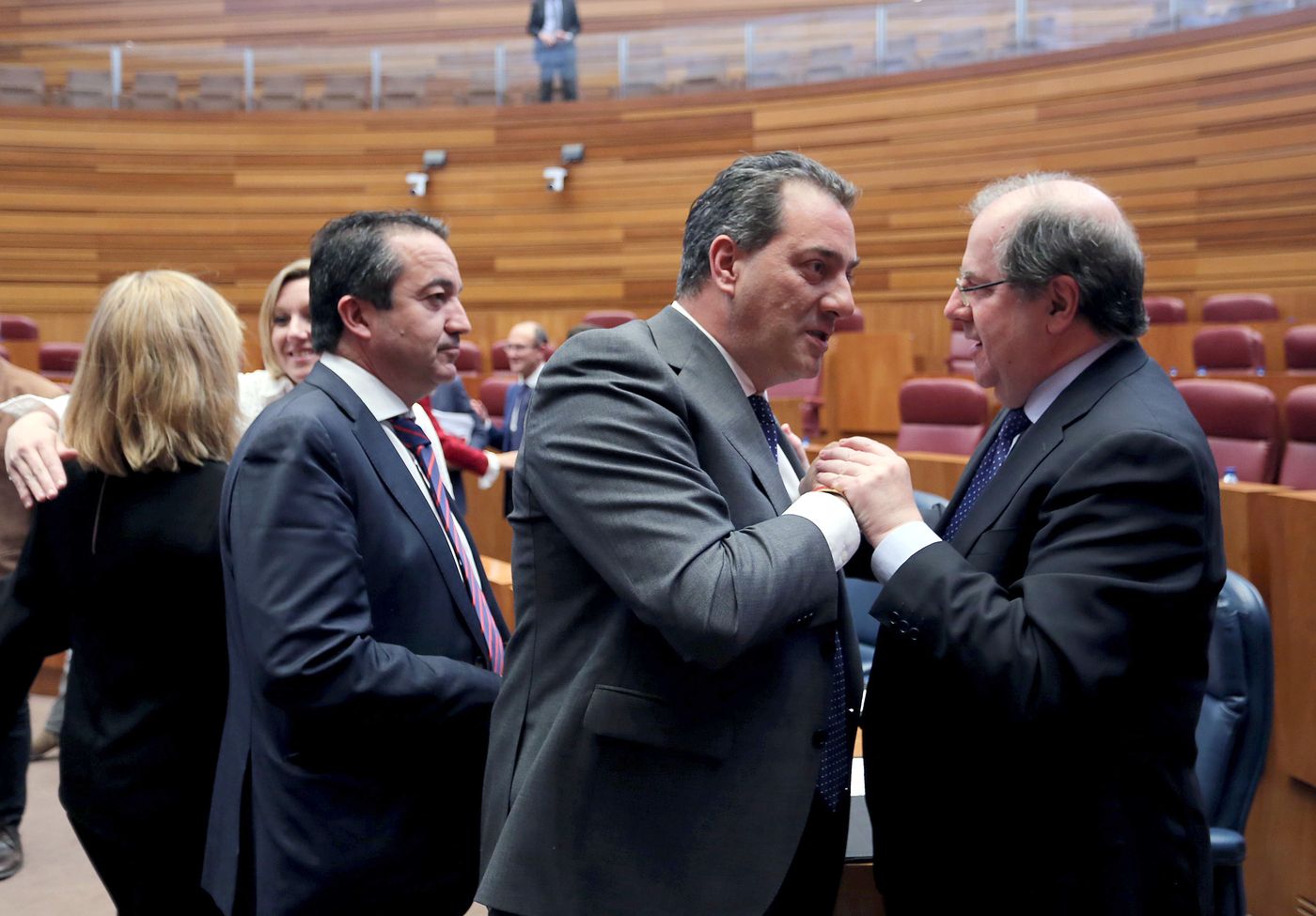 El presidente de la Junta, Juan Vicente Herrera, se despide tras participar en el último pleno de la legislatura en las Cortes de Castilla y León